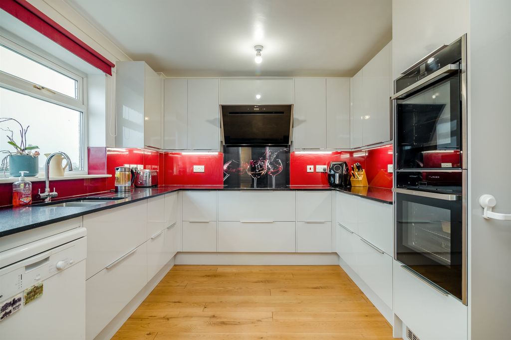 Property photo 2 of 23