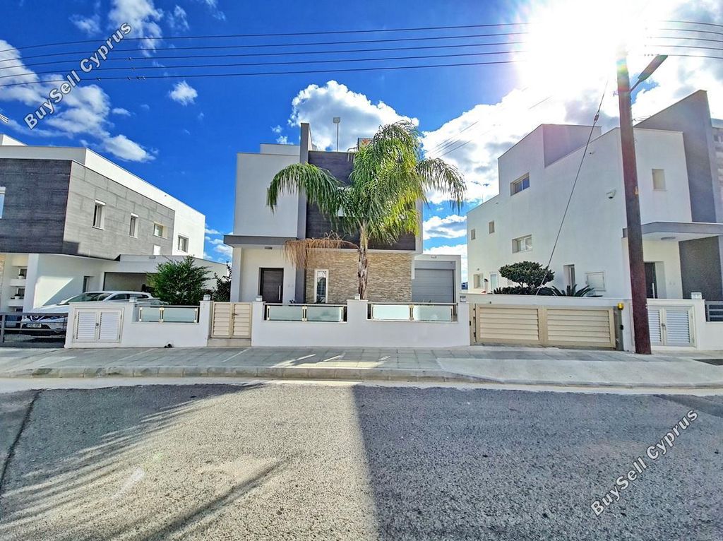 Property photo 2 of 35