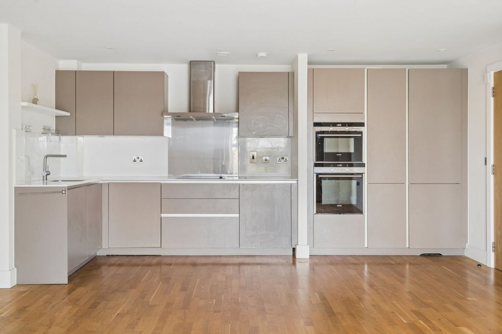 Property photo 3 of 16 Kitchen