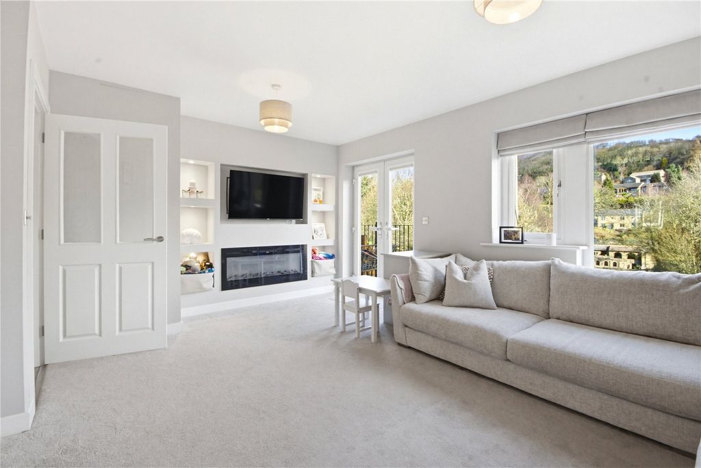 Property photo 3 of 17 Lounge