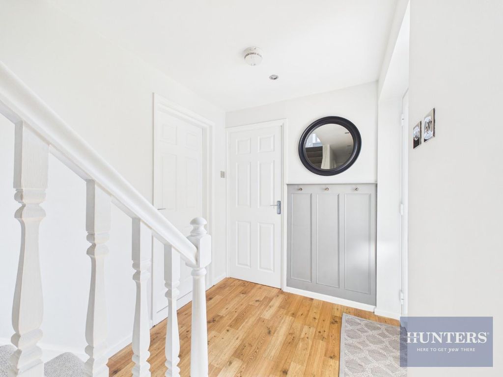 Property photo 3 of 27 Entrance Hall