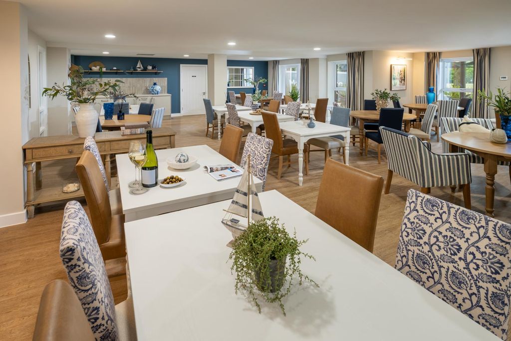 Property photo 3 of 17 Bistro