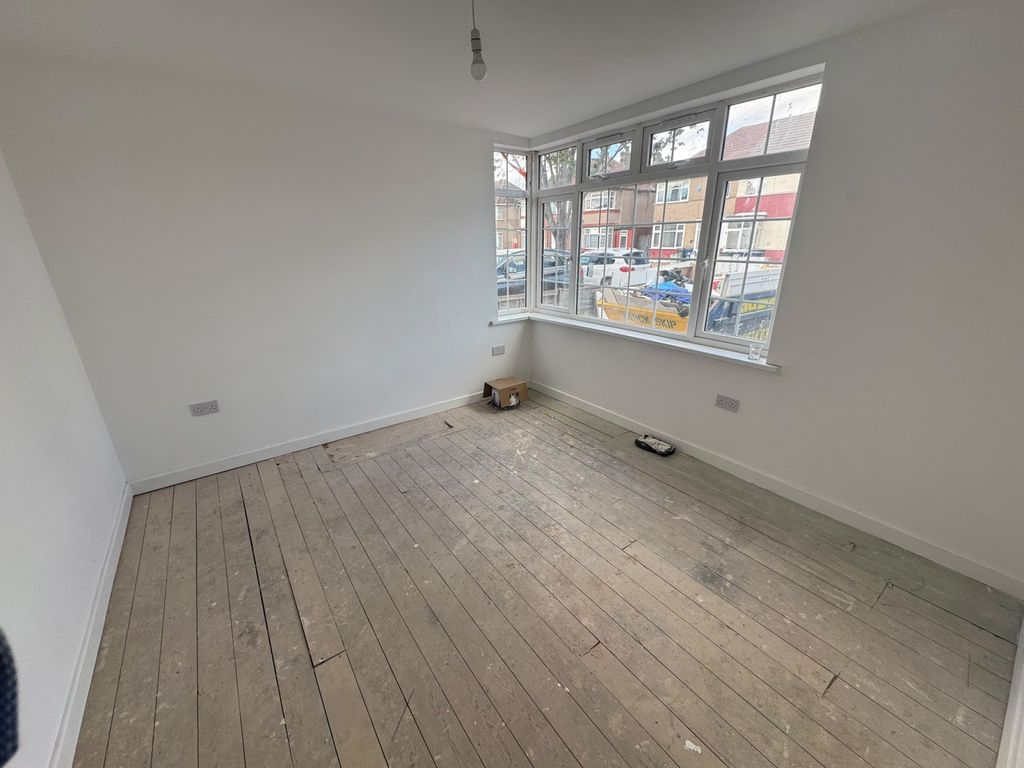 Property photo 1 of 6 2 Bed Maisonette To Rent