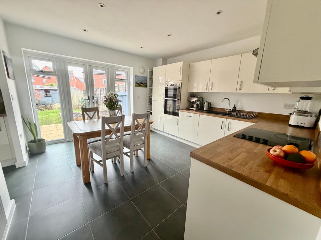 Property photo 3 of 16 Kitchen