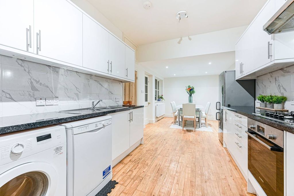 Property photo 2 of 31