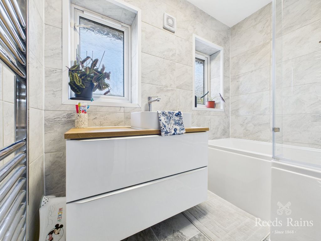 Property photo 3 of 19 Bathroom