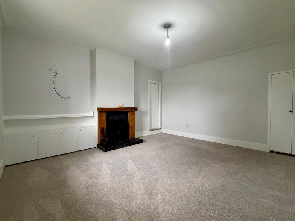 Property photo 3 of 25 Living Room