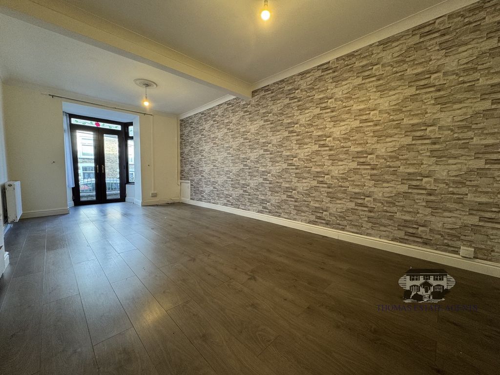 Property photo 3 of 14 Lounge