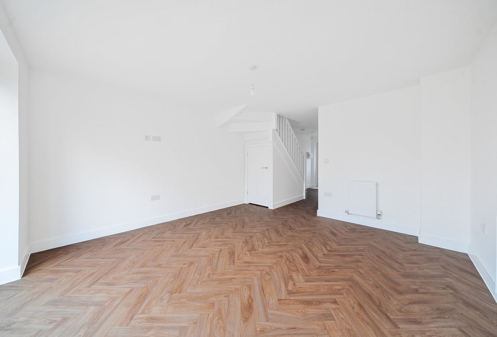 Property photo 3 of 13 1381376-11-691706...