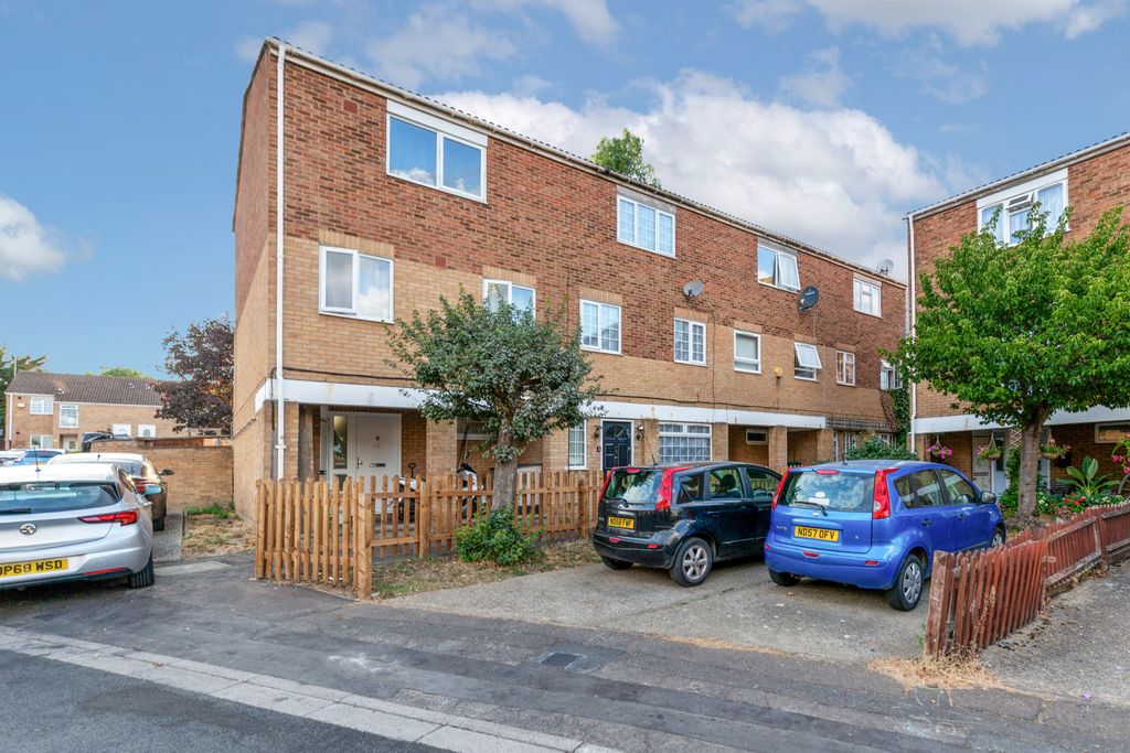 Property photo 1 of 32 37 Gainsborough Road, Hayes, Ub4 8Ny