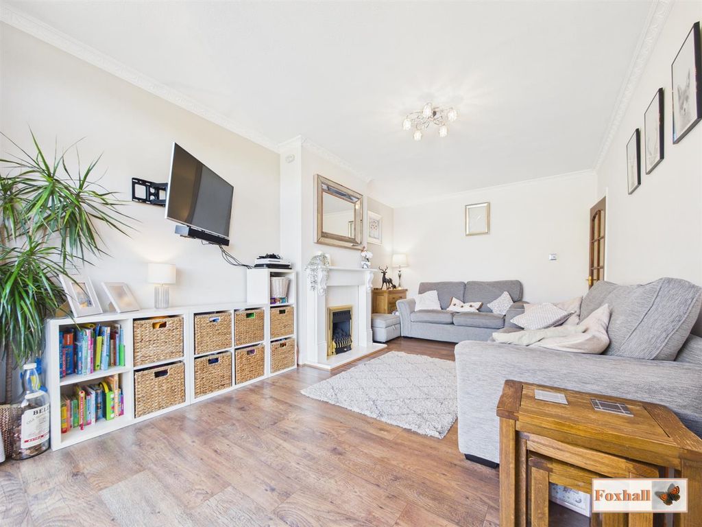 Property photo 3 of 27 Lounge