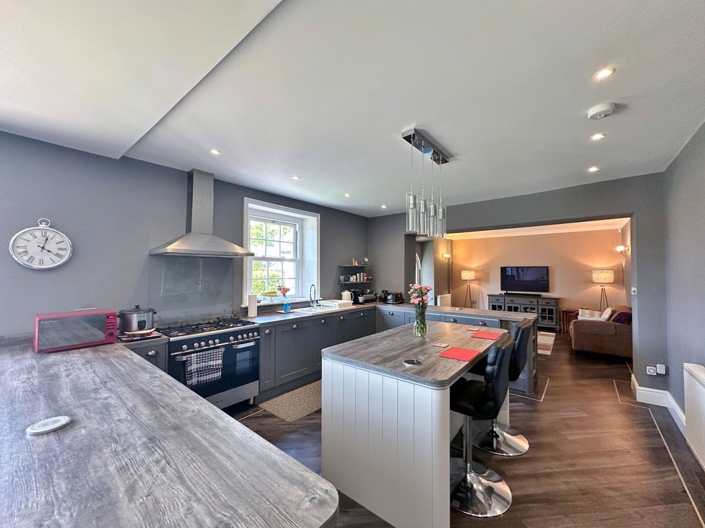 Property photo 3 of 43 Photo 11