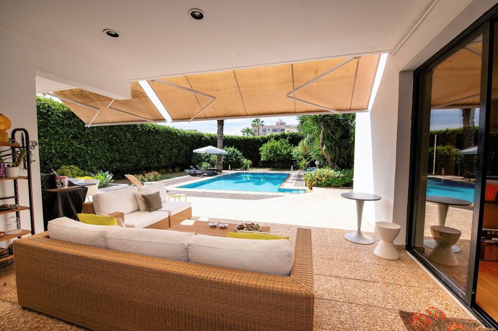 Property photo 2 of 33