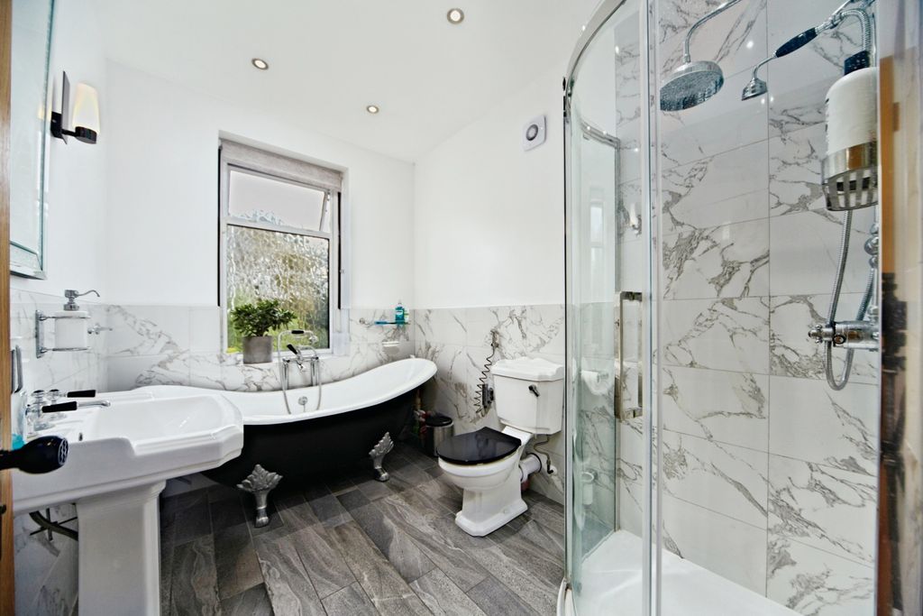 Property photo 3 of 17 Bathroom