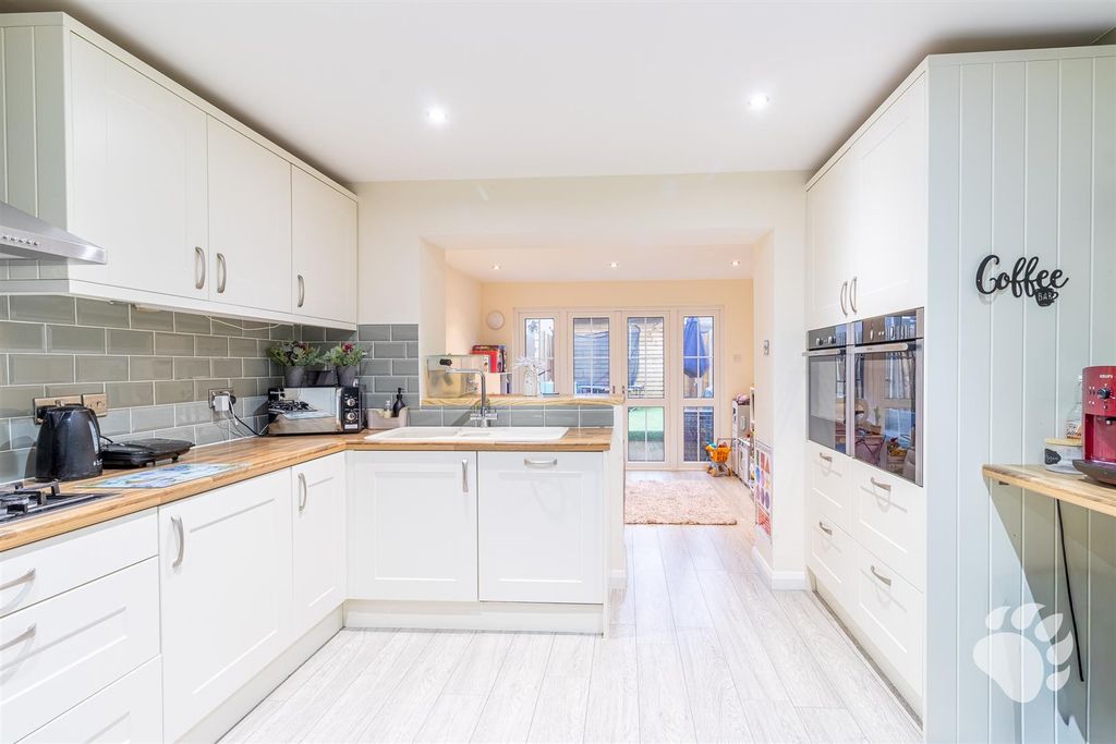 Property photo 2 of 21 Kitchen/Diner/Family Room