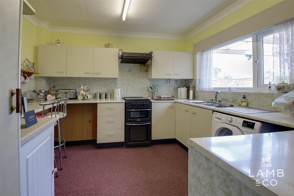 Property photo 2 of 10 Kitchen