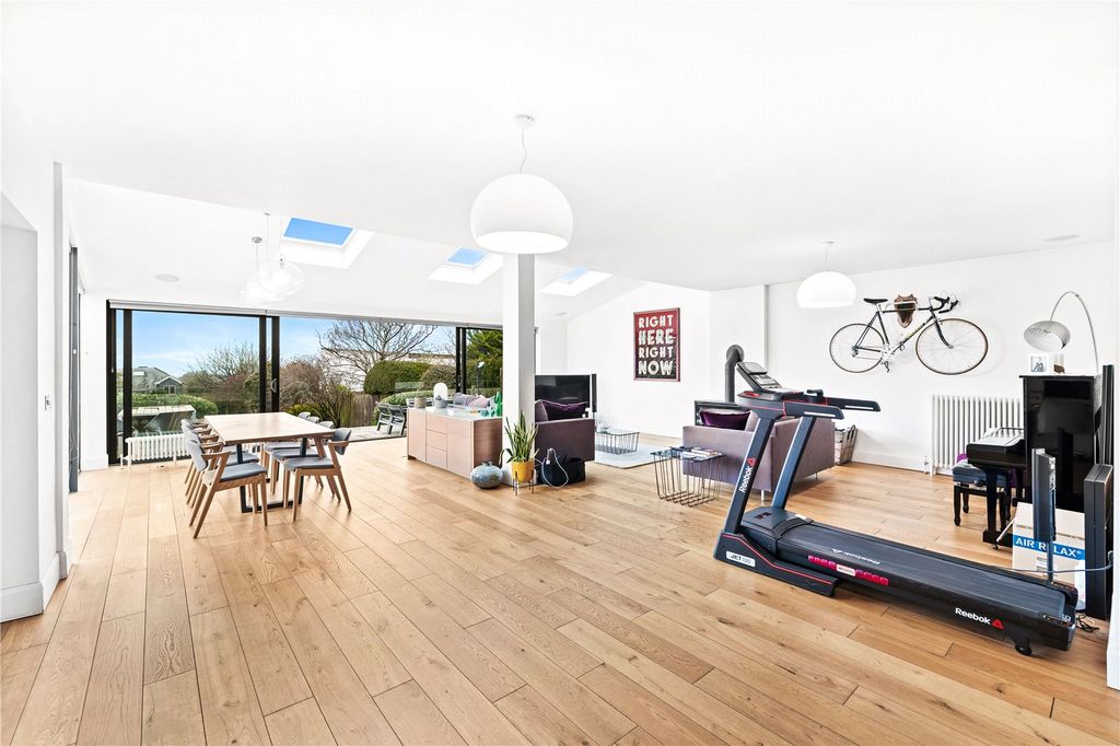 Property photo 2 of 37 Picture No. 26