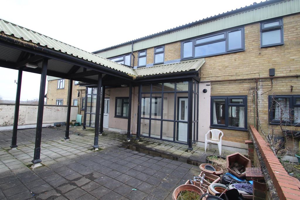 Property photo 1 of 8 External