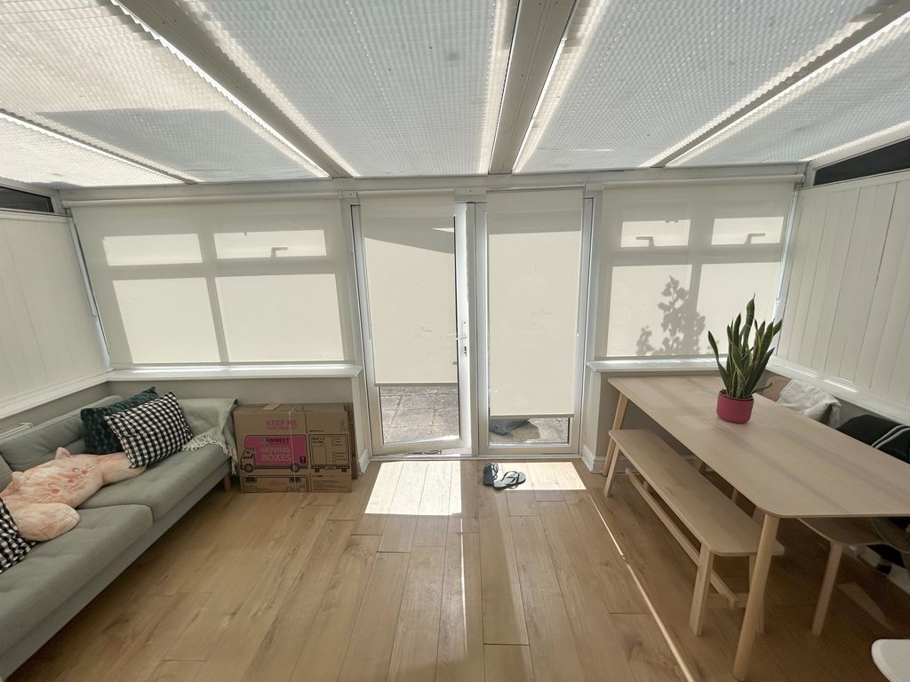 Property photo 3 of 11 Conservatory