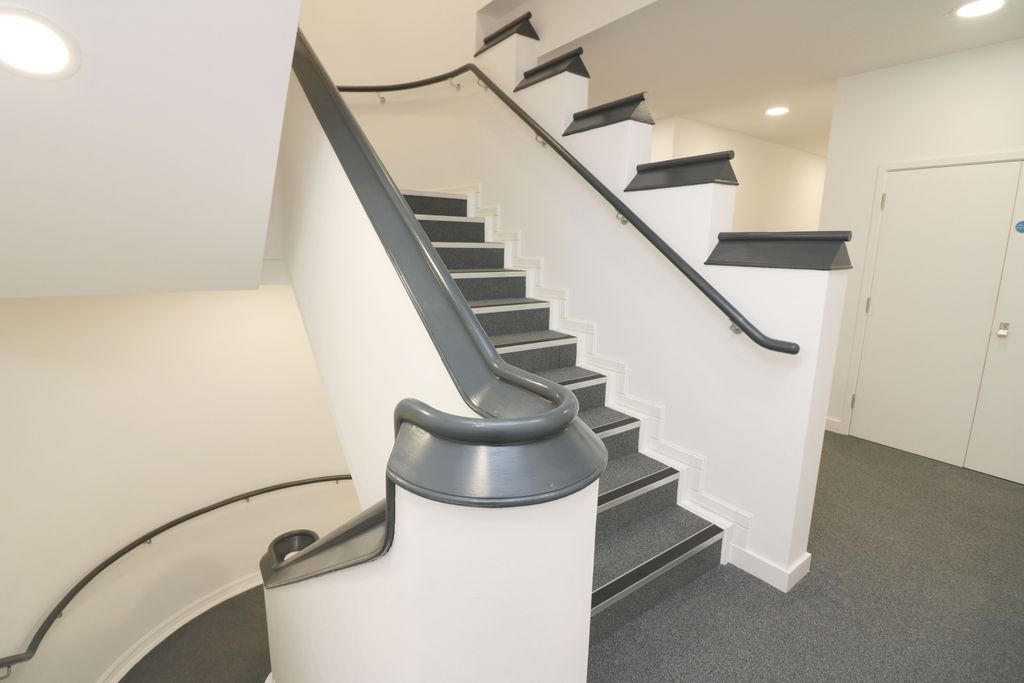 Property photo 2 of 9 Entrance Hall