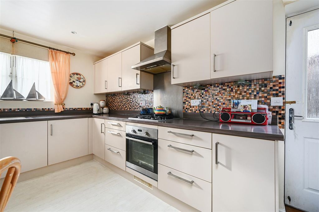 Property photo 3 of 22 2 Northcliffe - Tn401Ra - Photos (9).Jpg