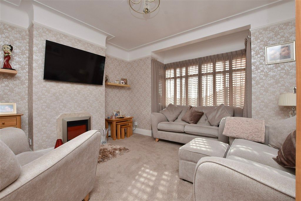 Property photo 3 of 16 Lounge