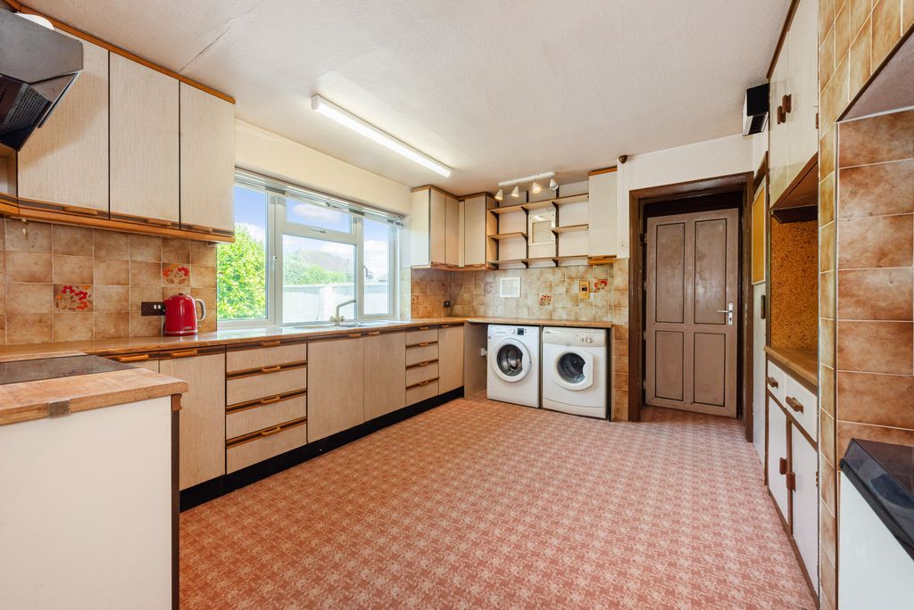 Property photo 3 of 34
