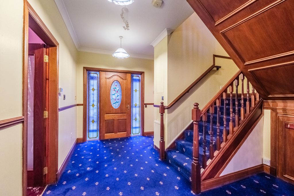 Property photo 2 of 39