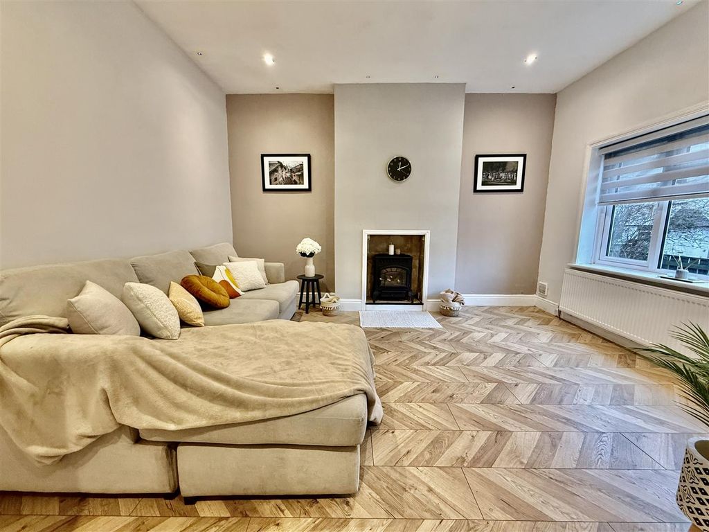 Property photo 3 of 15 Lounge