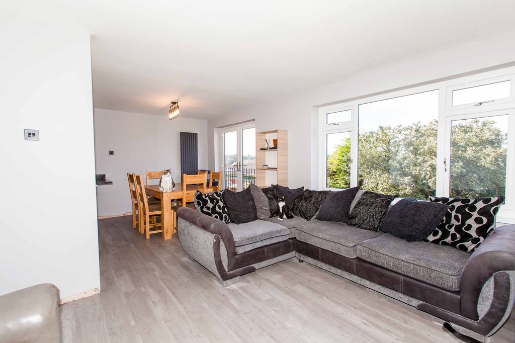 Property photo 2 of 25