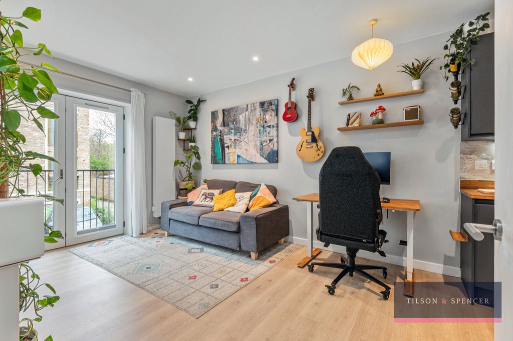 Property photo 3 of 19 Lounge