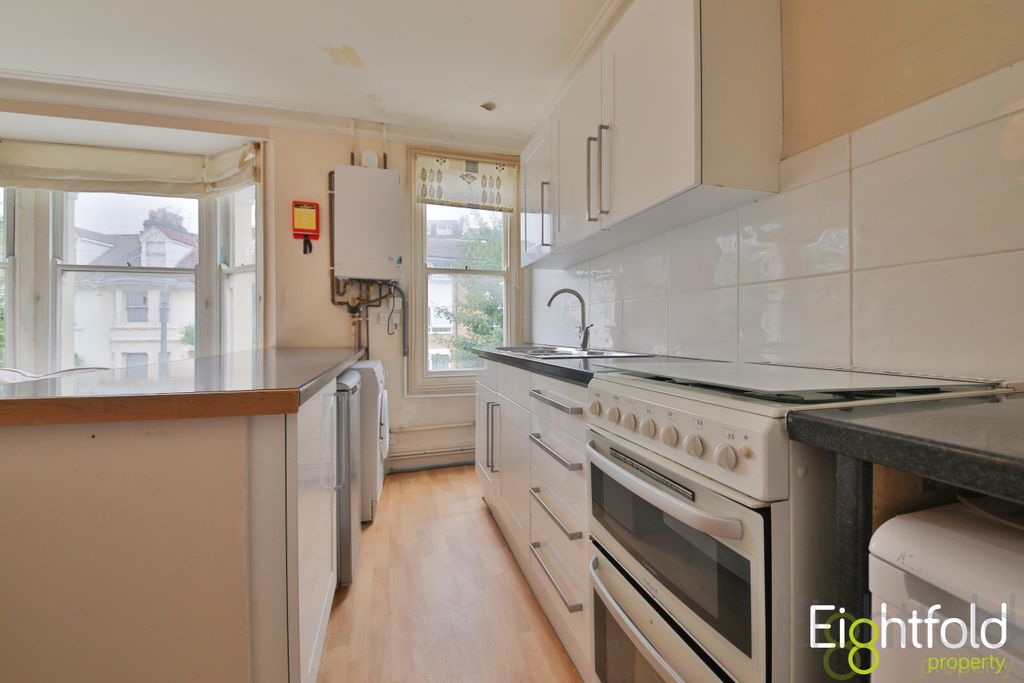 Property photo 3 of 11 Kitchen