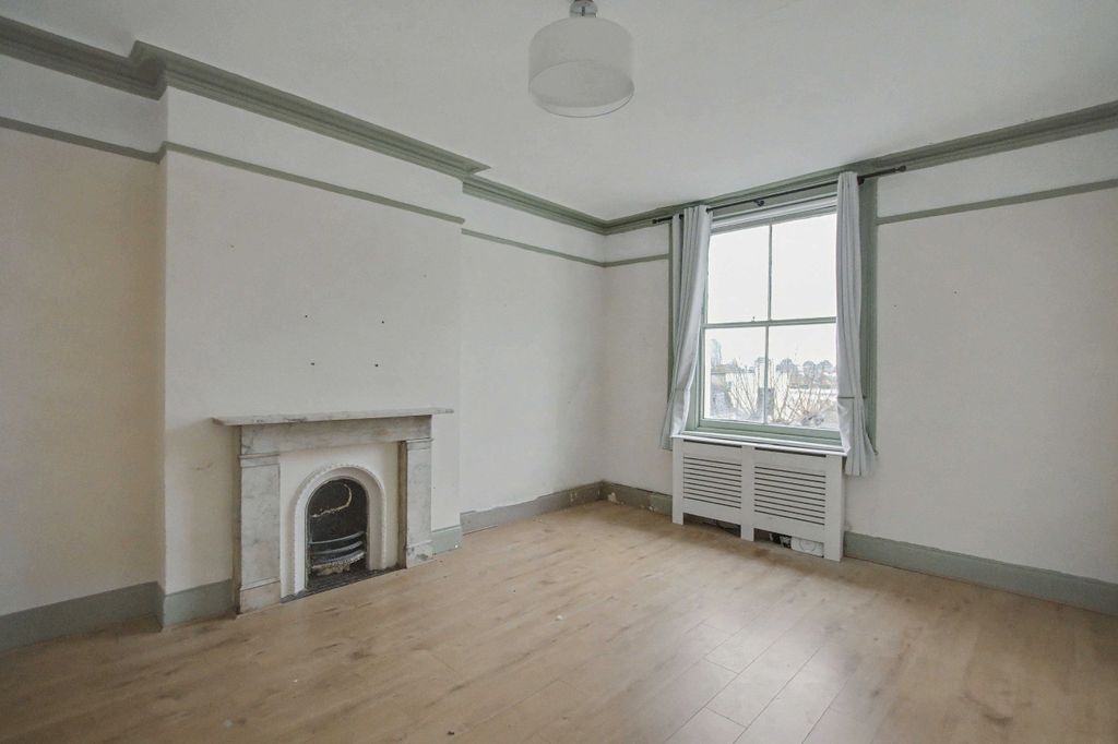 Property photo 3 of 17 Third Floor Flat,19 Warrington Crescent, Maida Vale, London, W9 1Ed