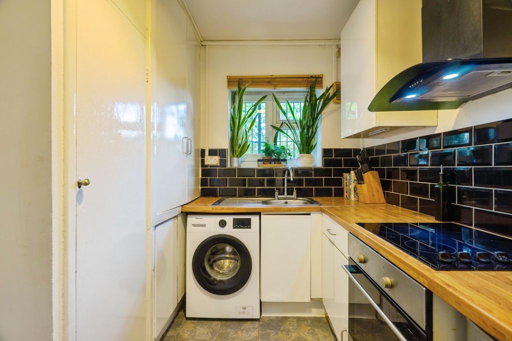 Property photo 3 of 19 Kitchen