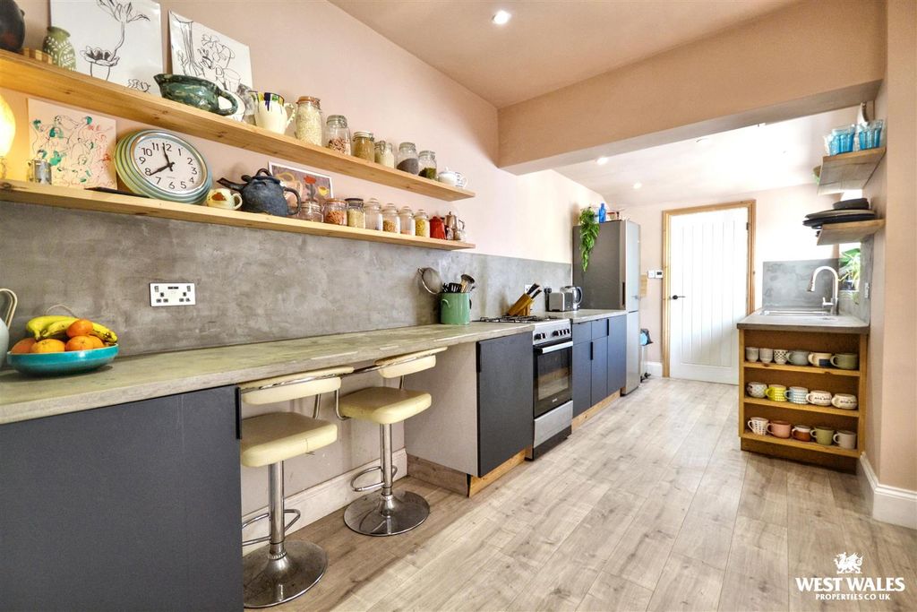 Property photo 2 of 25 Kitchen