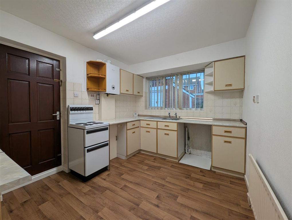 Property photo 3 of 11 Kitchen