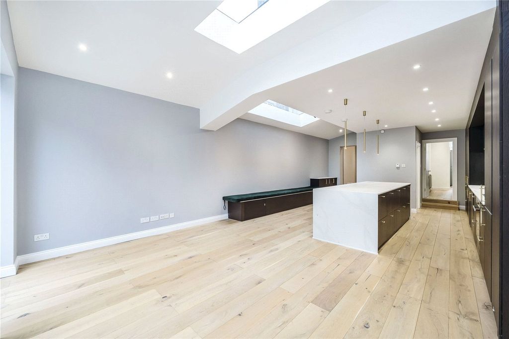 Property photo 3 of 8 Picture No. 10