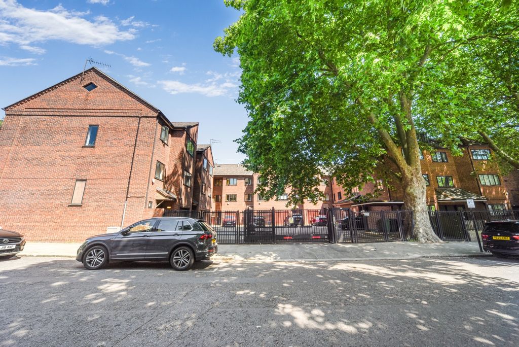 Property photo 2 of 19 St. Helens Gardens