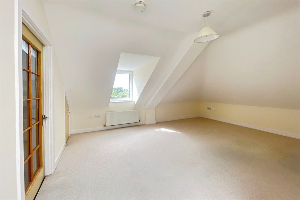 Property photo 3 of 9 (Main)