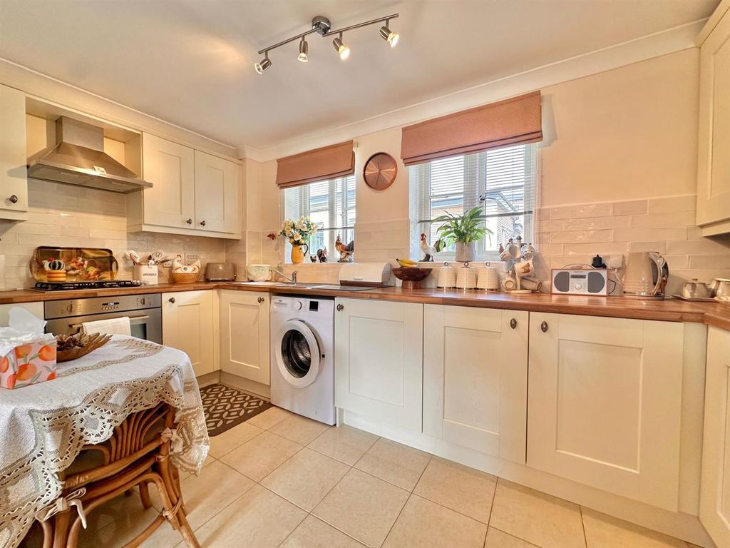 Property photo 3 of 9 Kitchen