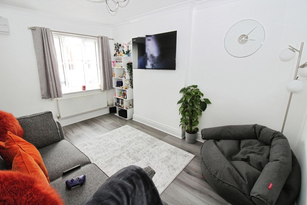 Property photo 3 of 15 Lounge