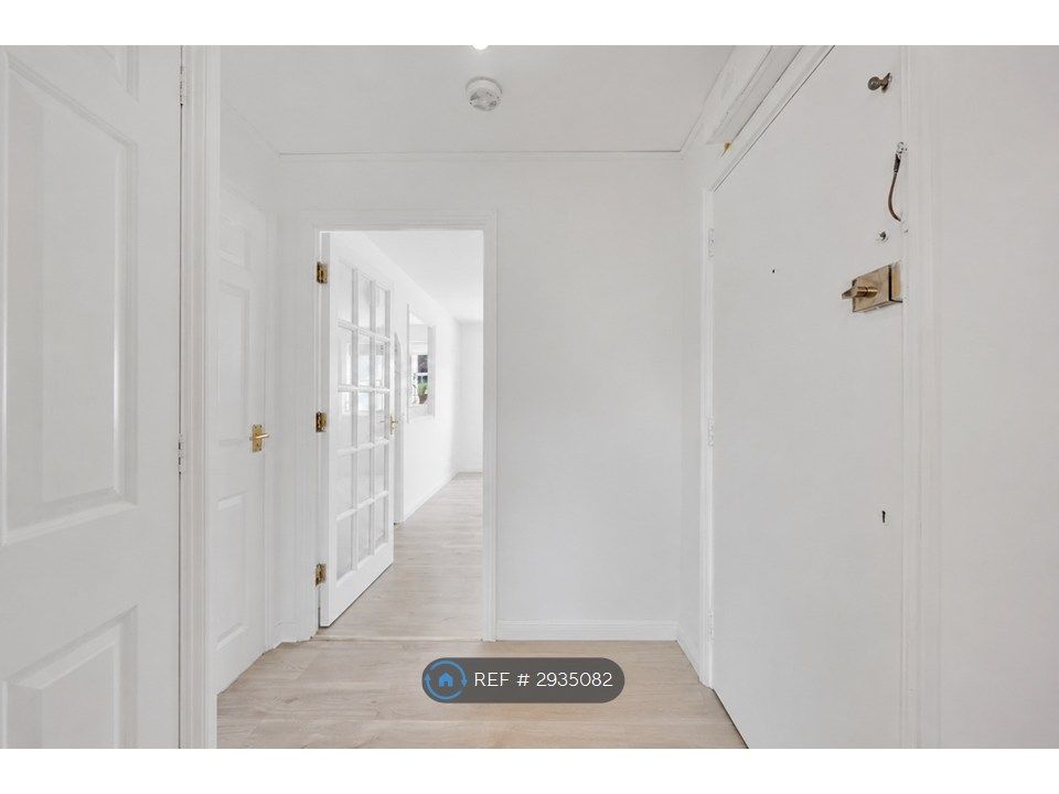 Property photo 2 of 6 Hallway