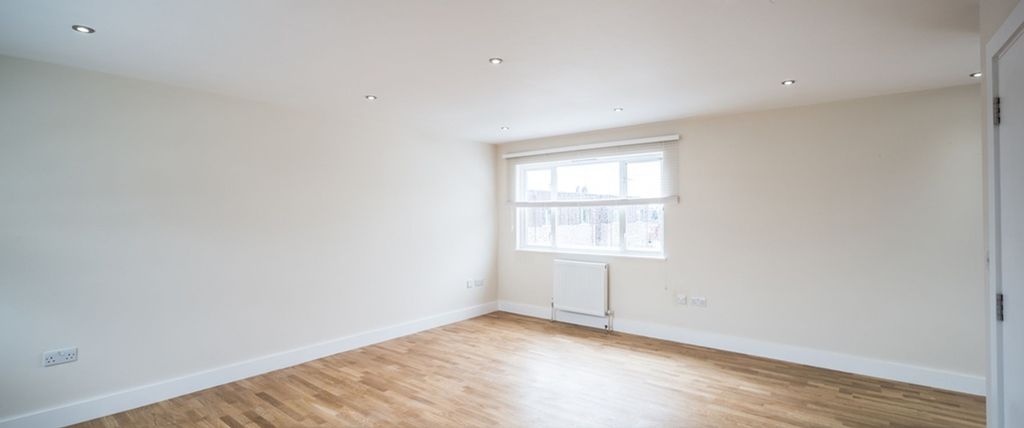 Property photo 3 of 10 Living_Room