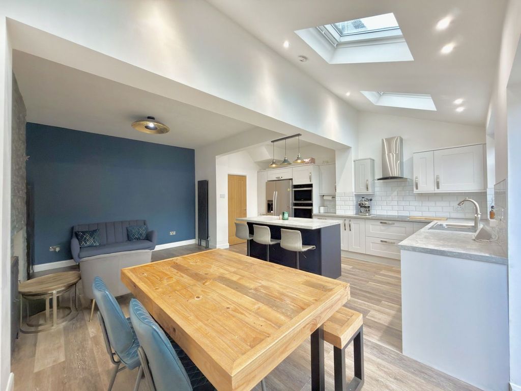 Property photo 2 of 25