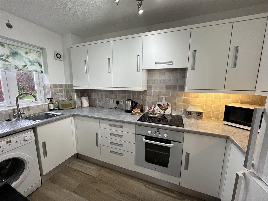 Property photo 2 of 11 Kitchen