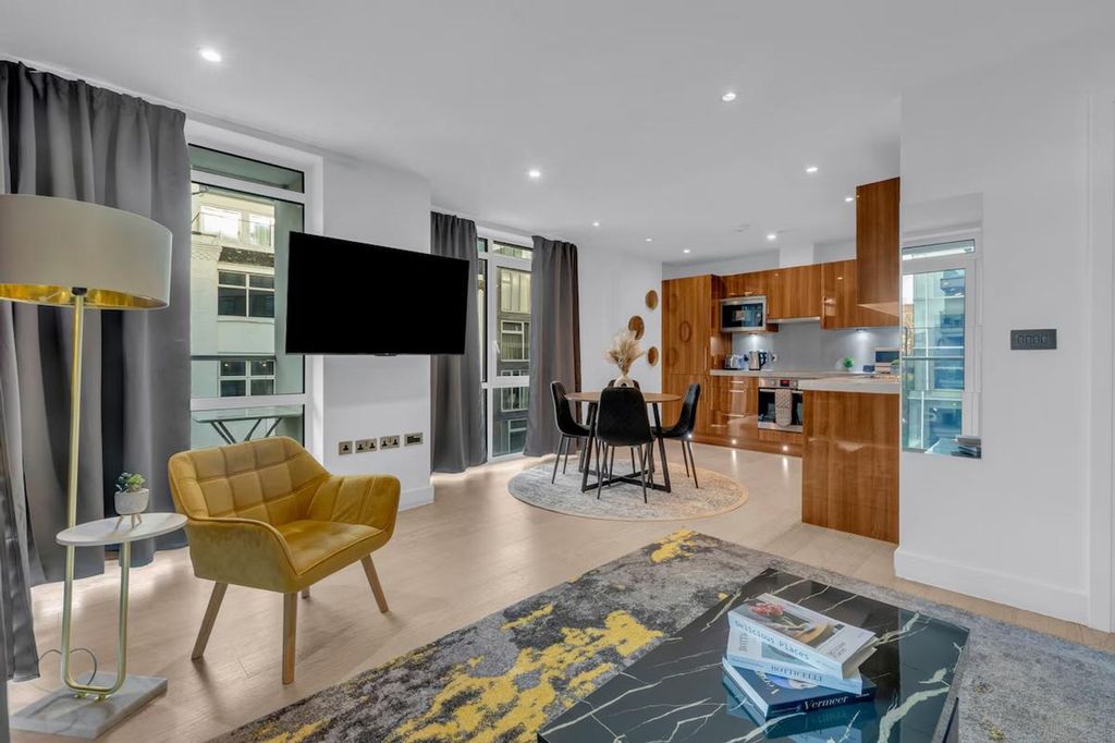 Property photo 1 of 20 Living Room