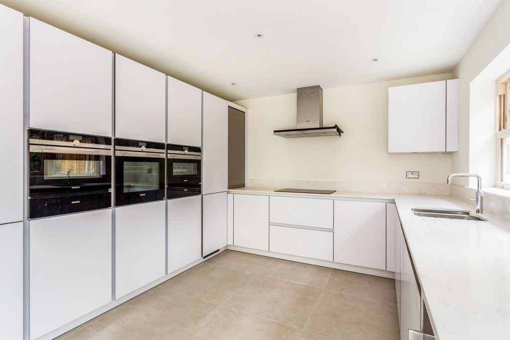 Property photo 2 of 10 Kitchen 2