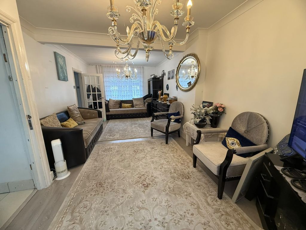 Property photo 1 of 13 Spacious Family Home | Generous Accommodation | Conservatory | Large Private Garden | Off-Street Parking