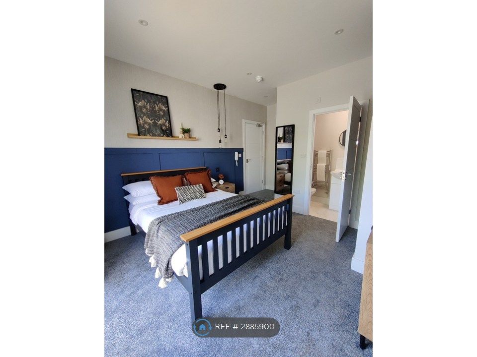 Property photo 1 of 22 Room 4 - £765Pcm - Large Garden Room With Ensuite