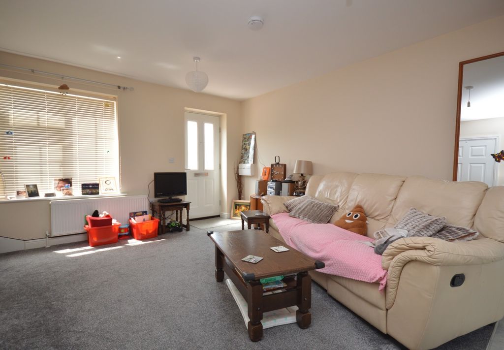 Property photo 3 of 8 Lounge